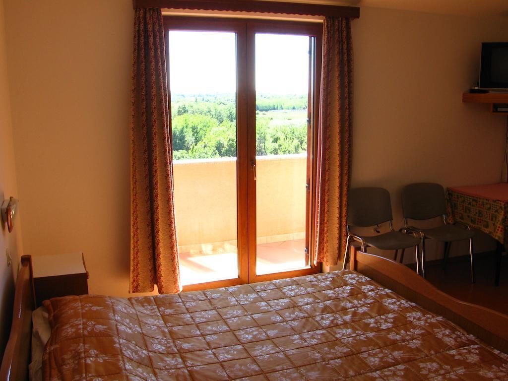 Guest House Caterina Porec Bagian luar foto