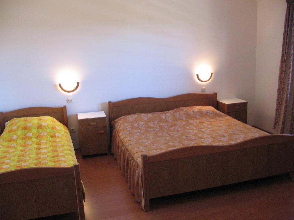 Guest House Caterina Porec Bagian luar foto