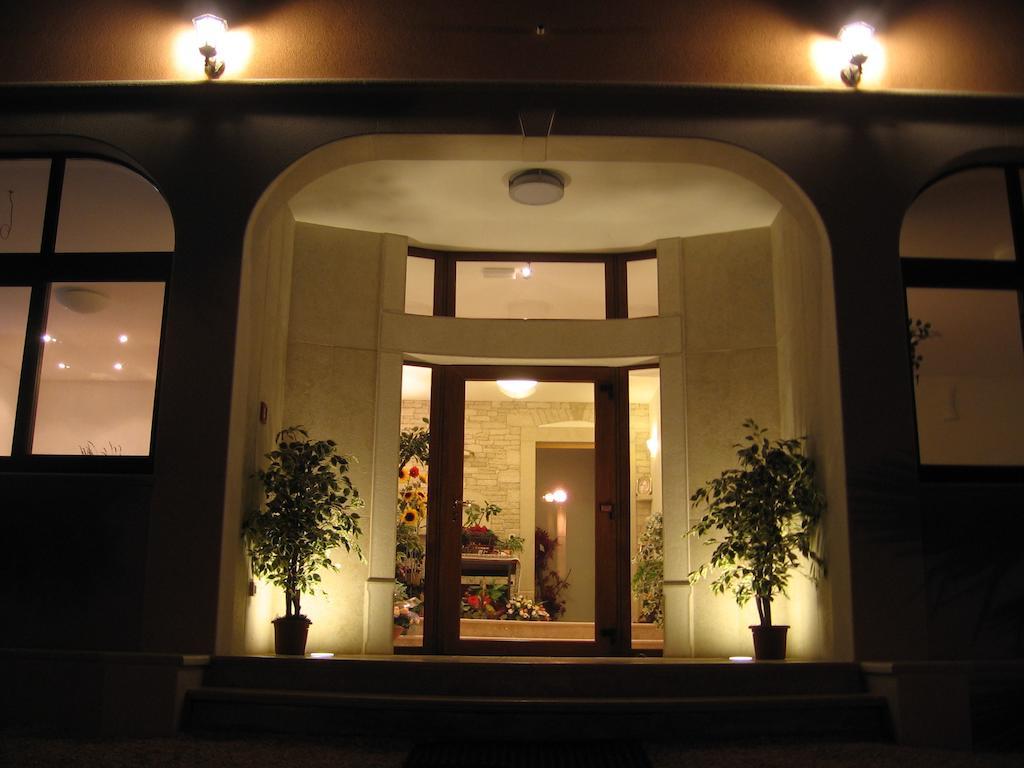 Guest House Caterina Porec Bagian luar foto