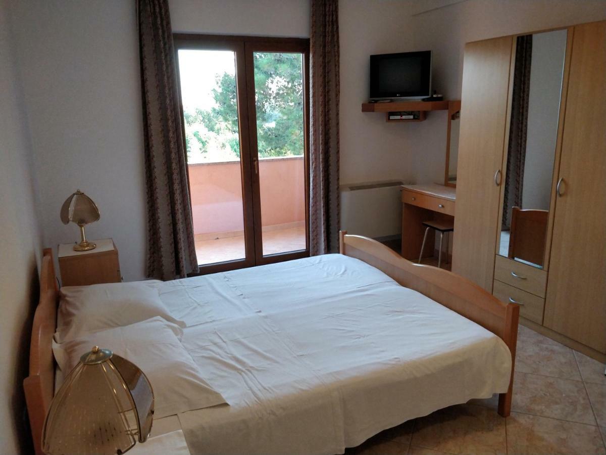 Guest House Caterina Porec Bagian luar foto